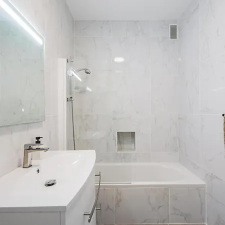 Apartment Climatisation 2p Renove 2 Personnes Tres *